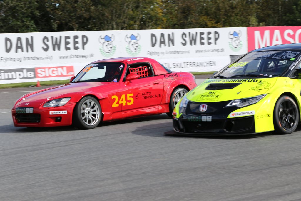 Claus Møller Jensen’s Honda S2000 forsøgte at udfordre storbror Honda Civic TCR med Jacob Sevel Andersen bag roret, men en Hankook SuperCup 200 bil mod en af de stærkere biler med optil 250hk, slog ikke ud til Claus Møller’s fordel
(Foto: JJ Media)